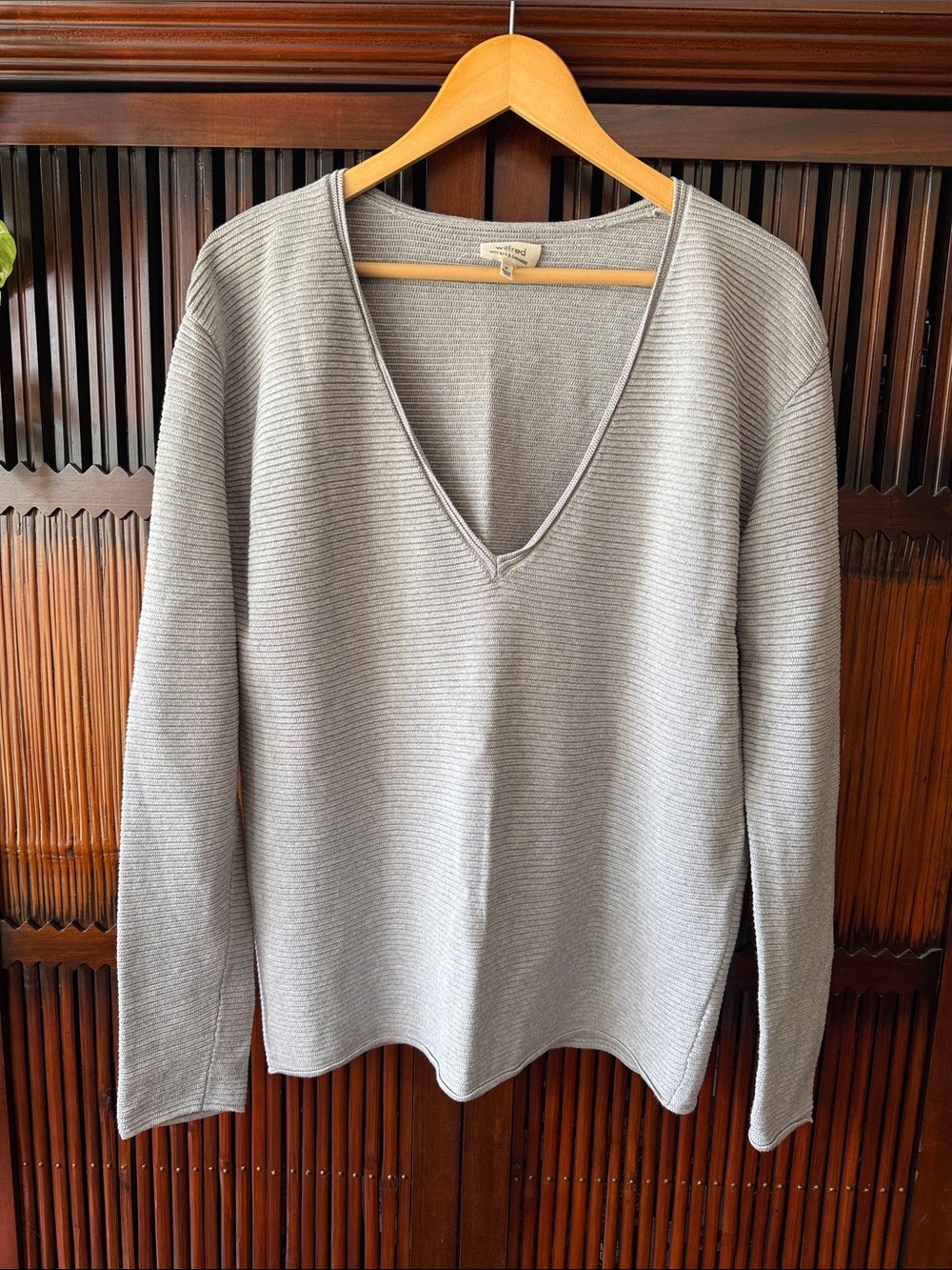 Wilfred Light Gray Ribbed V-Neck Sweater in Cashmere and Silk